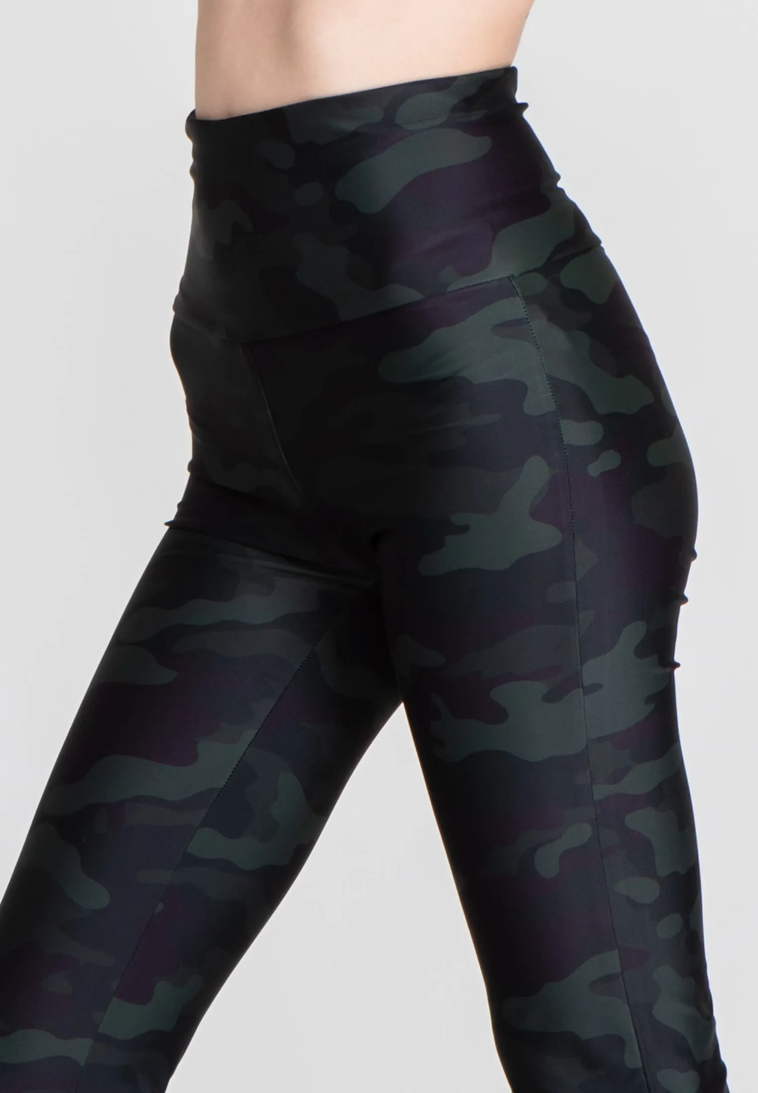 The Cropped Sport Pants - Green Camo