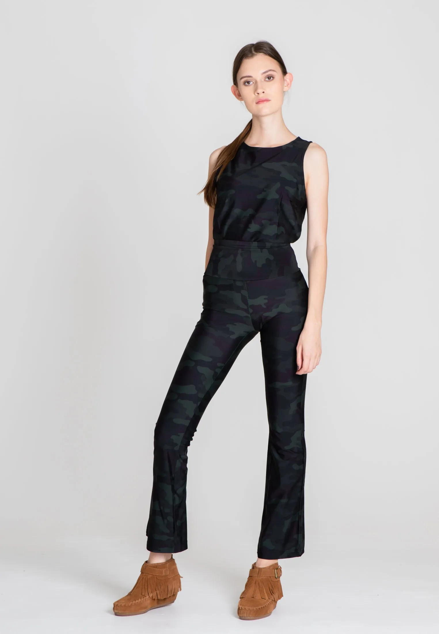 The Cropped Sport Pants - Green Camo
